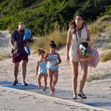 Irene Rosales, Kiko Rivera y sus hijas llegan a la playa durante sus vacaciones
