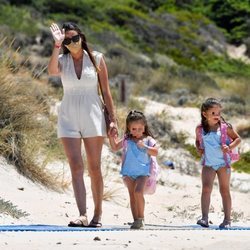 Irene Rosales con sus hijas en un día de playa