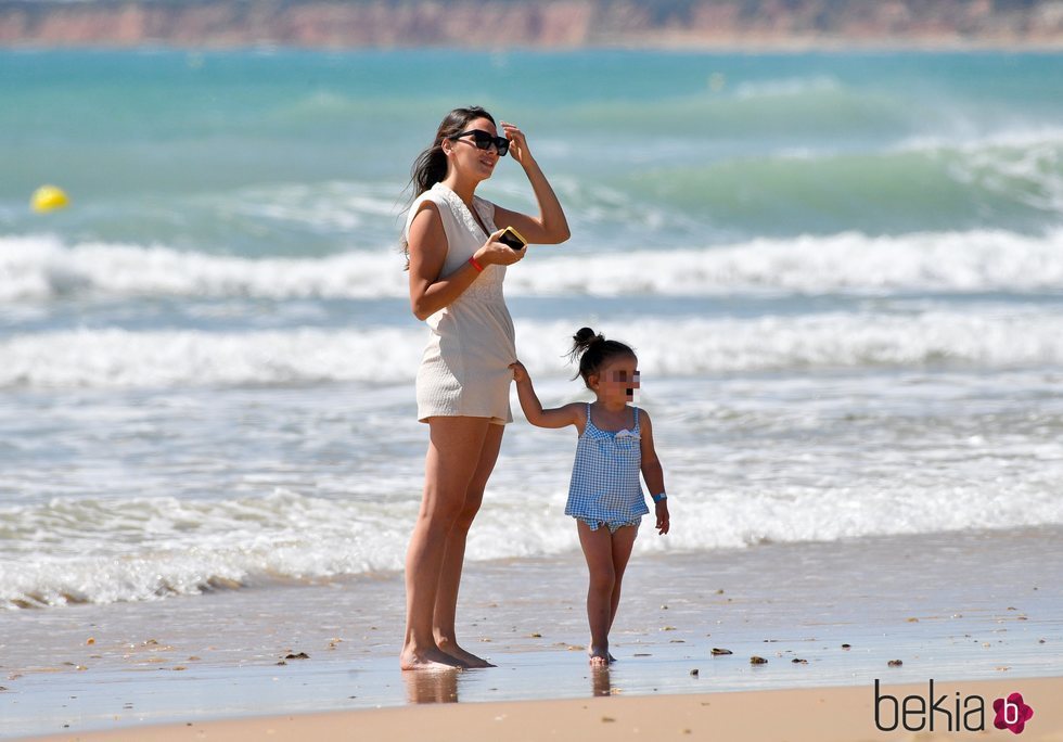 Irene Rosales con su hija en la playa