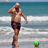 Kiko Rivera jugando a la pelota en la playa