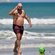 Kiko Rivera jugando a la pelota en la playa