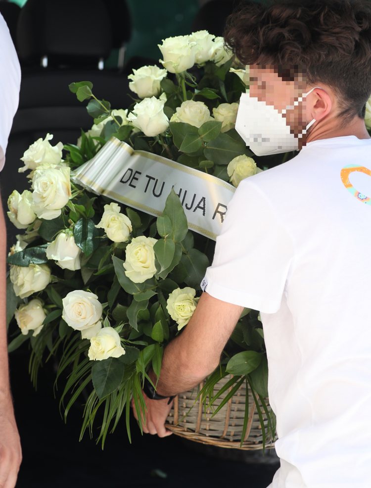 Corona de flores de Rocío Carrasco a Rocío Jurado en el 15 aniversario de su muerte