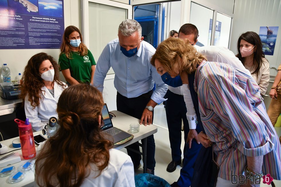 La Reina Sofía en su visita al Centro de Rehabilitación para mamíferos marinos y tortugas en Grecia
