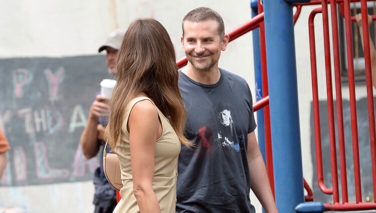 Bradley Cooper sonriendo a Irina Shayk en un paseo por Nueva York
