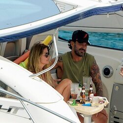 Maoke con su novio en un barco en Mallorca