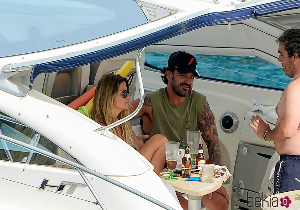 Maoke con su novio en un barco en Mallorca