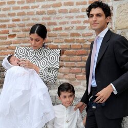 María García de Jaime y Tomás Páramo en el bautizo de su hija Catalina con su hijo Tomi