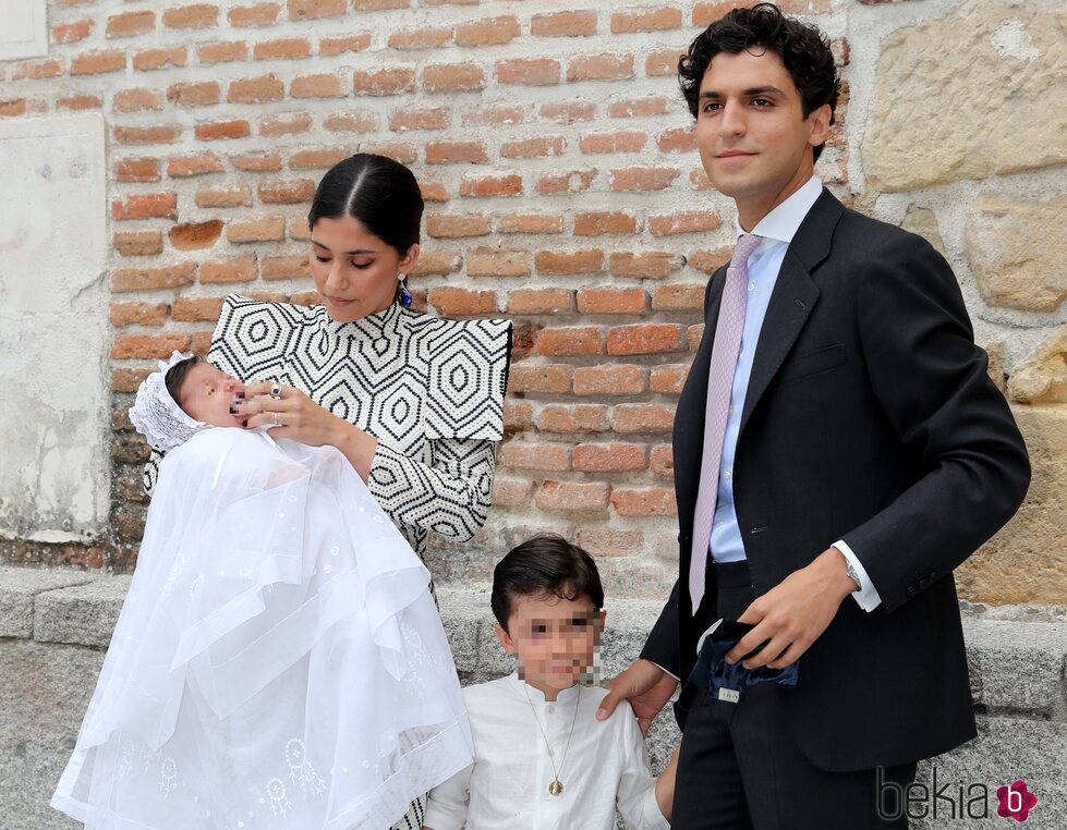 María García de Jaime y Tomás Páramo en el bautizo de su hija Catalina con su hijo Tomi