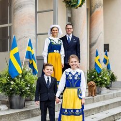 Victoria y Daniel de Suecia con sus hijos Estela y Oscar y su perro Rio en el Día Nacional de Suecia 2021