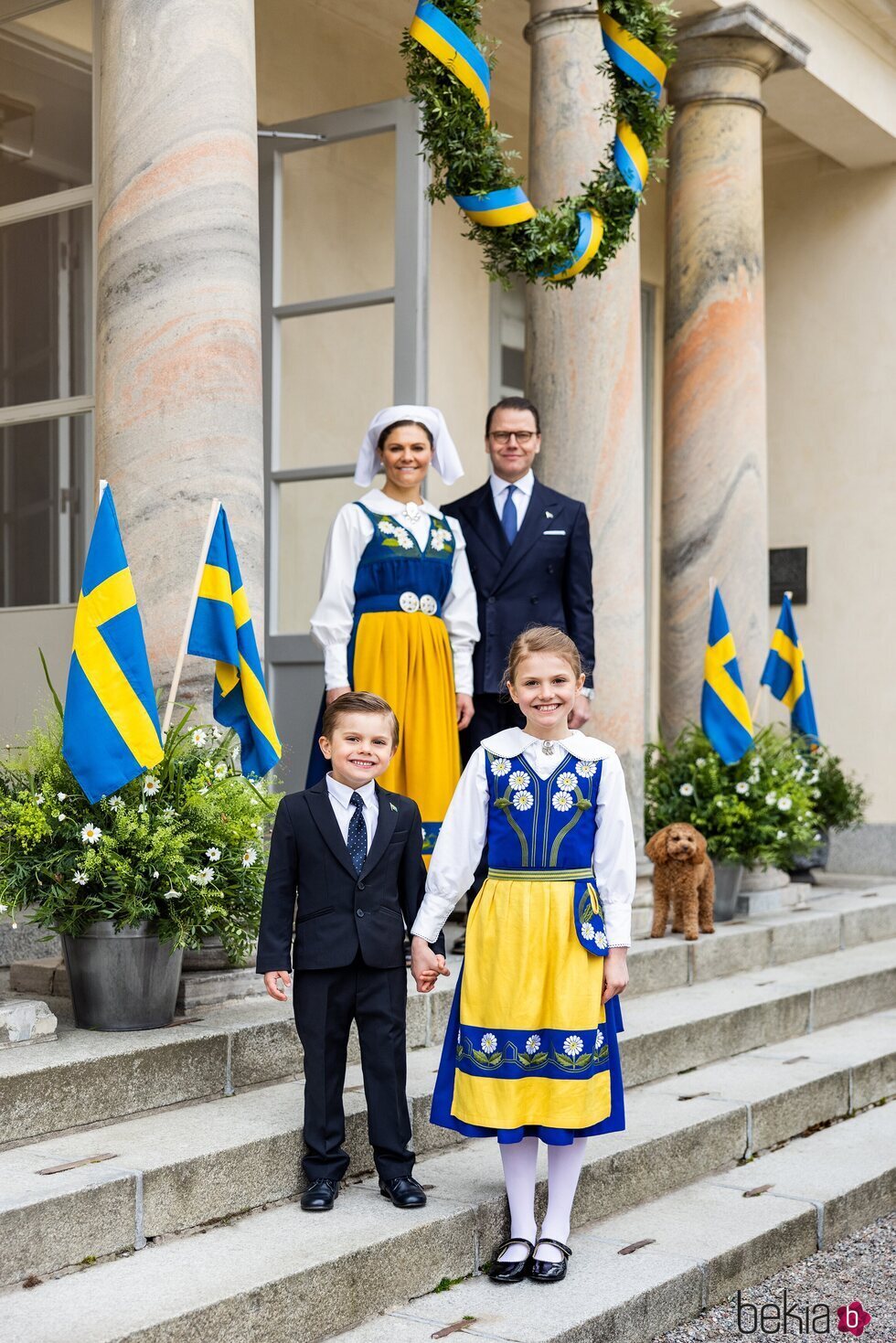 Victoria y Daniel de Suecia con sus hijos Estela y Oscar y su perro Rio en el Día Nacional de Suecia 2021