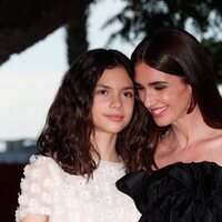 Paz Vega, muy cariñosa con su hija Ava en la alfomrba roja del Festival de Málaga 2021