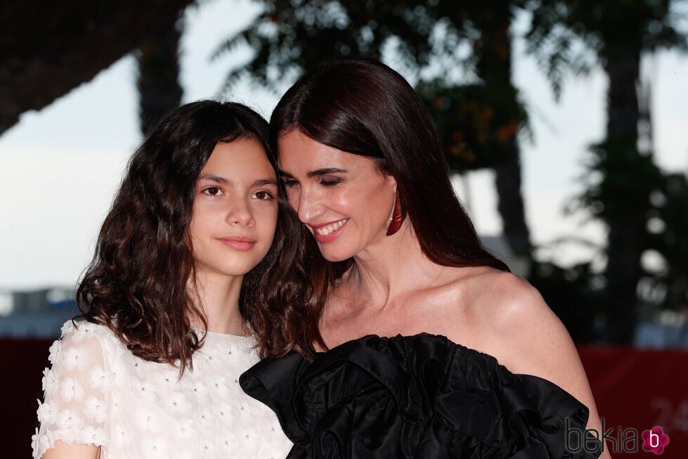 Paz Vega, muy cariñosa con su hija Ava en la alfomrba roja del Festival de Málaga 2021