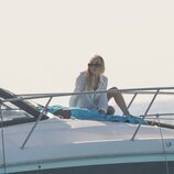 Danna Paola en un barco en Ibiza