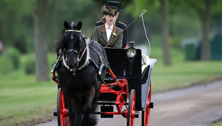 Lady Louise Mountbatten-Windsor llevando un carro de caballos