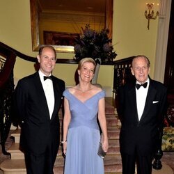 El Duque de Edimburgo con el Príncipe Eduardo y Sophie Rhys-Jones en el 60 aniversario del Premio Duque de Edimburgo
