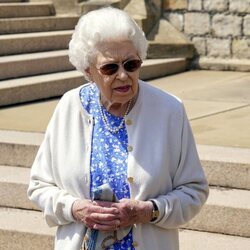 La Reina Isabel en Windsor en el homenaje al Duque de Edimburgo por el que hubiera sido su centenario