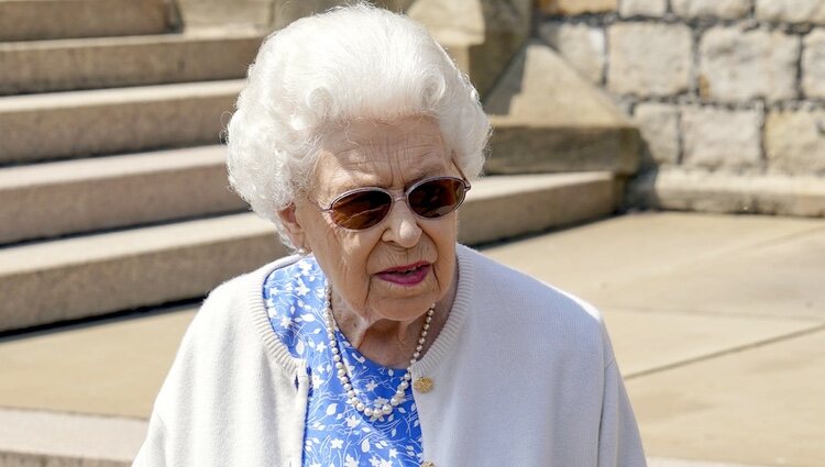 La Reina Isabel en Windsor en el homenaje al Duque de Edimburgo por el que hubiera sido su centenario