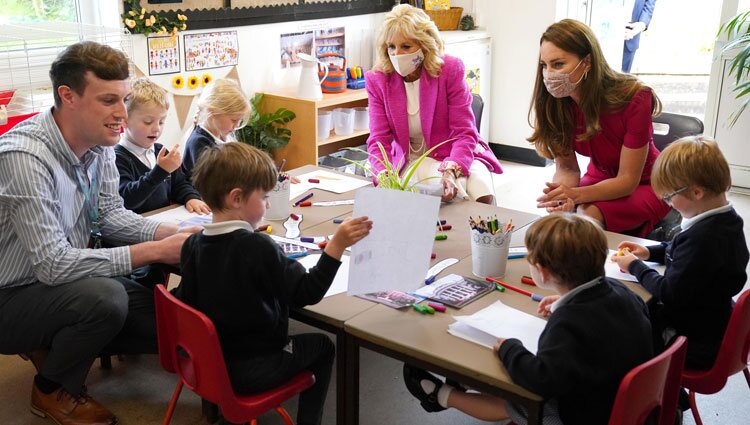 Kate Middleton y Jill Biden con unos niños de una escuela de Cornualles