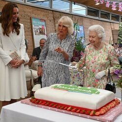La Reina Isabel con una espada junto a Camilla Parker y Kate Middleton en la Cumbre del G7 en Cornualles