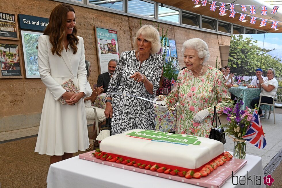 La Reina Isabel con una espada junto a Camilla Parker y Kate Middleton en la Cumbre del G7 en Cornualles