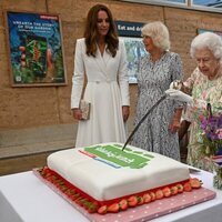 La Reina Isabel cortando una tarta junto a Camilla Parker y Kate Middleton en 'The Big Lunch' en la Cumbre del G7 en Cornualles