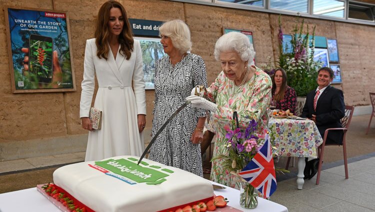 La Reina Isabel cortando una tarta junto a Camilla Parker y Kate Middleton en 'The Big Lunch' en la Cumbre del G7 en Cornualles