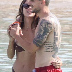 Melissa Jiménez, muy cariñosa con Marc Bartra en sus vacaciones en Ibiza