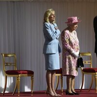 La Reina Isabel con Joe y Jill Biden mientras suena el Himno de Estados Unidos en Windsor Castle