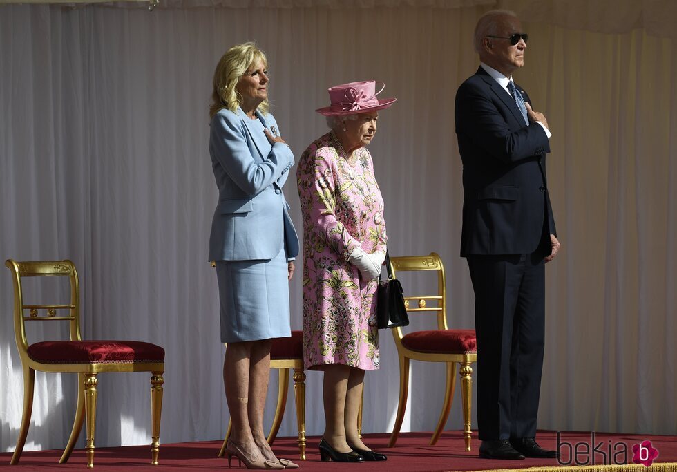 La Reina Isabel con Joe y Jill Biden mientras suena el Himno de Estados Unidos en Windsor Castle