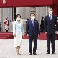 Los Reyes Felipe y Letizia con el Presidente de Corea del Sur, Moon Jae-in, y la Primera Dama Kim Jung-sook, en el recibimiento oficial en el Palacio Real