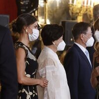 Begoña Gómez saluda a la Reina Letizia en la cena de Estado en honor al Presidente de Corea del Sur, Moon Jae-in, y la Primera Dama Kim Jung-sook