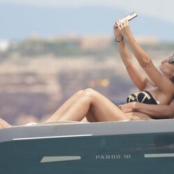 Tamara Forro y Ezequiel Garay haciéndose una foto selfie en Ibiza