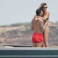 Tamara Gorro y Ezequiel Garay, abrazados en sus vacaciones en Ibiza