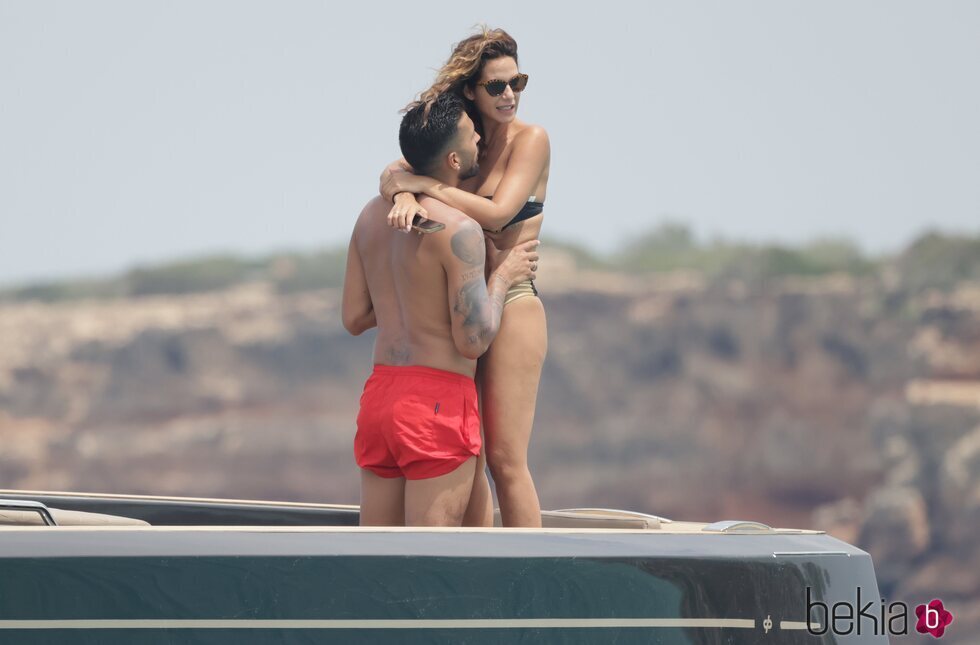 Tamara Gorro y Ezequiel Garay, abrazados en sus vacaciones en Ibiza