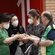 La Reina Letizia y Kim Jung-sook comprando un cupón de la ONCE