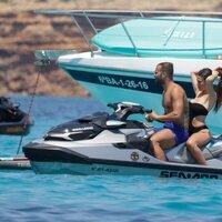 Jesé Rodríguez en una moto acuática con una amiga en Ibiza