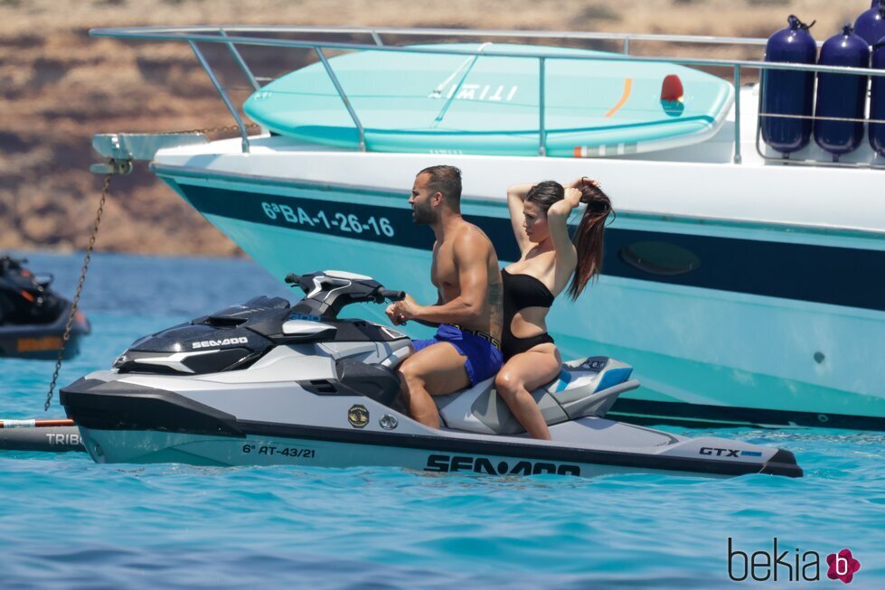 Jesé Rodríguez en una moto acuática con una amiga en Ibiza