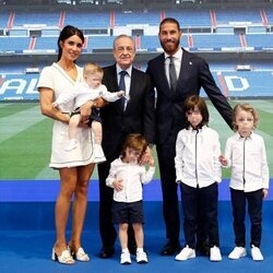 Sergio Ramos en su despedida del real Madrid con Pilar Rubio, sus cuatro hijos y Florentino Pérez