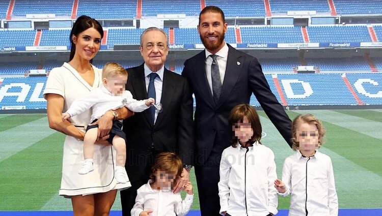 Sergio Ramos en su despedida del real Madrid con Pilar Rubio, sus cuatro hijos y Florentino Pérez