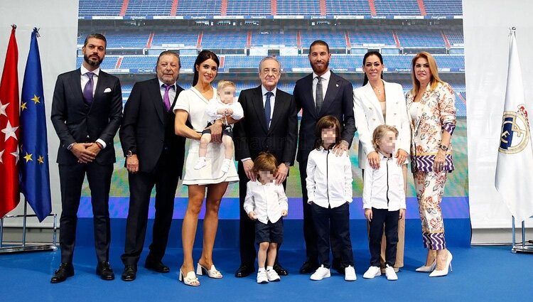 Sergio Ramos con toda su familia en su despedida del Real Madrid