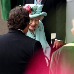 La Reina Isabel, saludando a unos conocidos en las carreras de Ascot