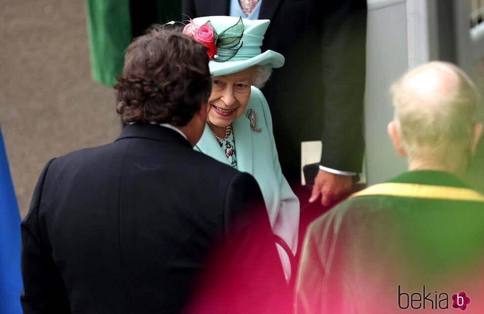 La Reina Isabel, saludando a unos conocidos en las carreras de Ascot