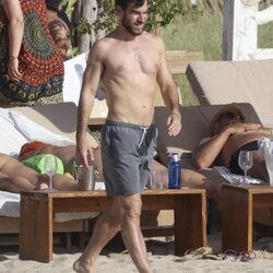 Alfonso Bassave con el torso desnudo en Ibiza