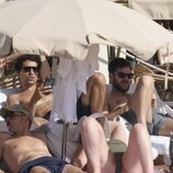 Alfonso Bassave y Daniel Duboy tumbados al sol en Ibiza