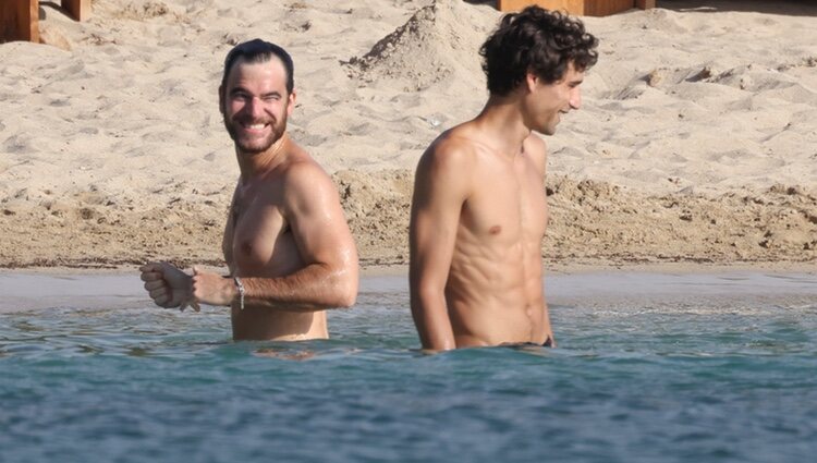 Alfonso Bassave y Daniel Duboy dándose un baño en Ibiza