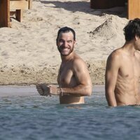 Alfonso Bassave y Daniel Duboy dándose un baño en Ibiza