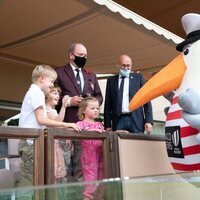 Alberto de Mónaco con sus hijos Jacques y Gabriella de Mónaco y su sobrina en un partido de rugby