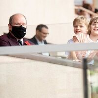 Alberto de Mónaco y sus hijos Jacques y Gabriella de Mónaco en un partido de rubgy