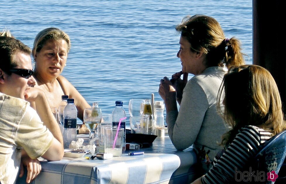 Mila Ximénez y Mayte Zaldívar en un restaurante de Marbella