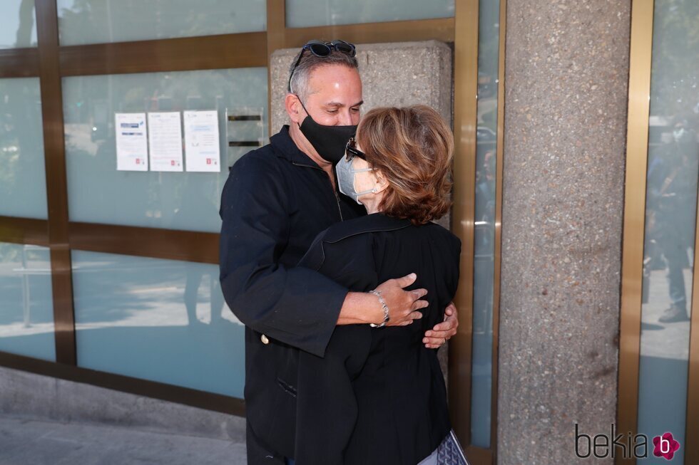 Aurelio Manzano abraza a una de las hermanas de Mila Ximénez en la capilla ardiente